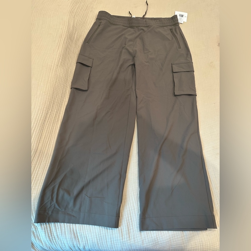 NWT Beyond Yoga Women's City Chic Cargo Pants - Picture 4 of 7